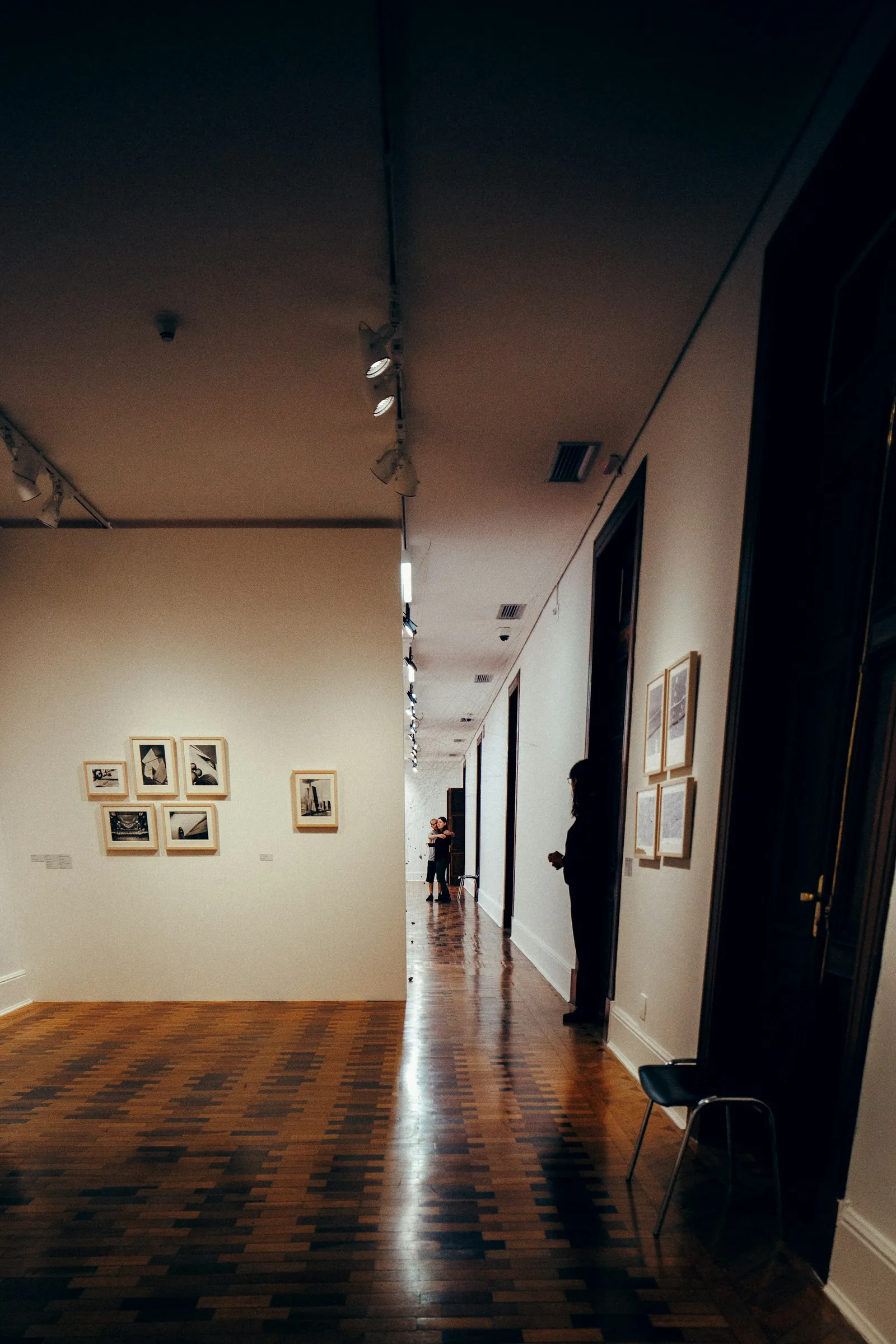 Besucherinnen und Besucher in einem langen, vollständig überdachten Museumsgang