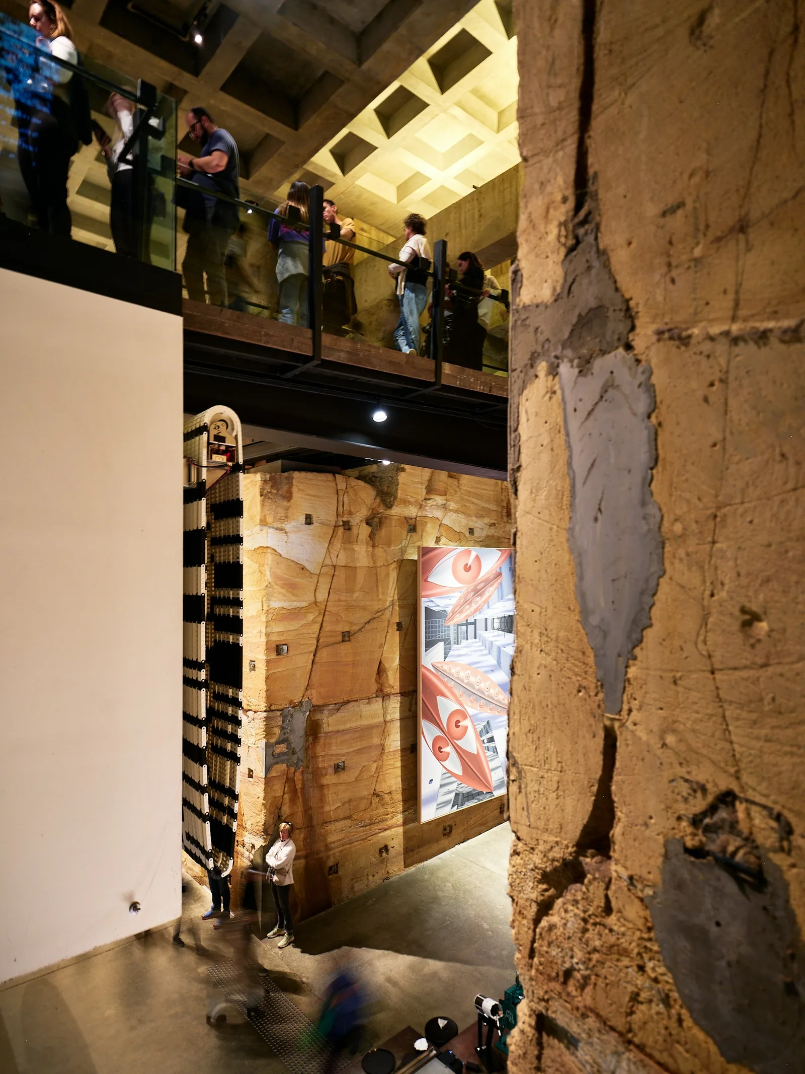 Besuchergruppe erkundet gemeinsam einen mehrstöckigen modernen Museumsraum